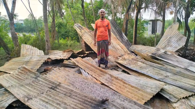 আগুন অটোরিকশা চালকের ঘরে