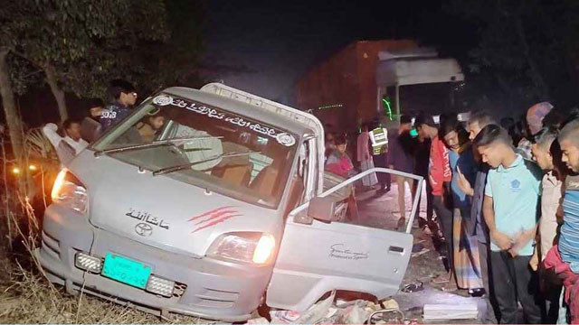 ফেনীতে পিকআপভ্যানে কাভার্ডভ্যানের ধাক্কা, নিহত ৫