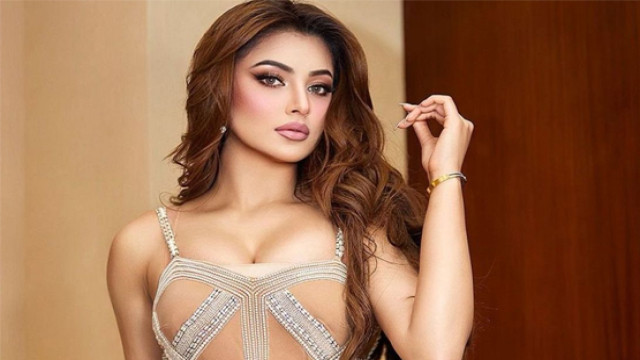 এবার সিনেমাতেও কাটা পড়লেন উর্বশী