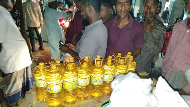 রাতের আধাঁরে টিসিবির পণ্য বাড়িতে নেয়ার চেষ্টা, আটকে দিলো স্থানীয়রা