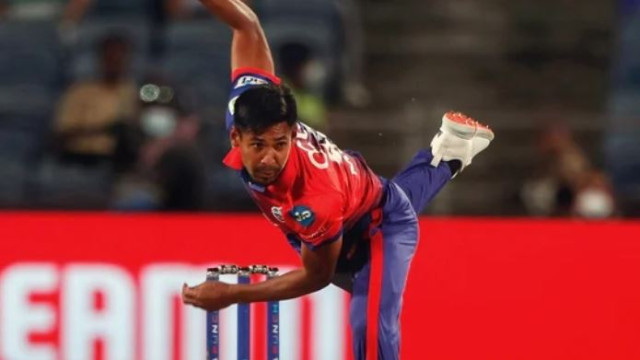 মাঠে নেমেই উইকেট তুলে নিলেন মোস্তাফিজ