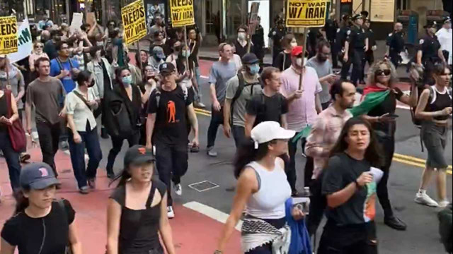 হোয়াইট হাউজের সামনে যুদ্ধবিরোধী বিক্ষোভ