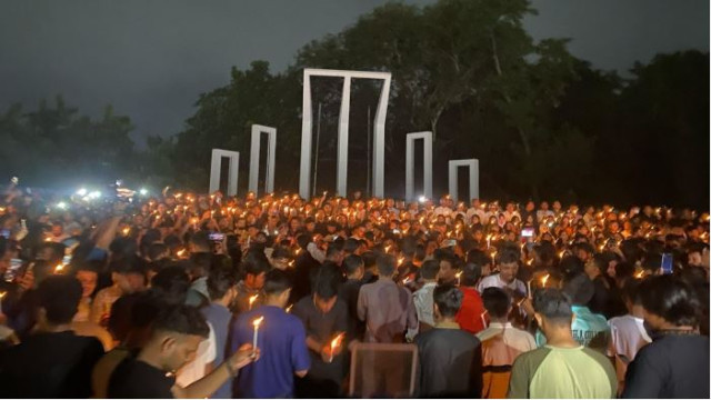 জুলাই শহীদদের স্মরণে ছাত্রদলের মোমবাতি প্রজ্বলন