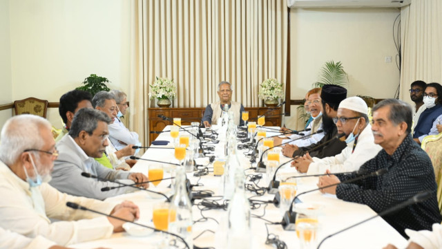 ৪ রাজনৈতিক দলের নেতাদের সঙ্গে বৈঠকে প্রধান উপদেষ্টা