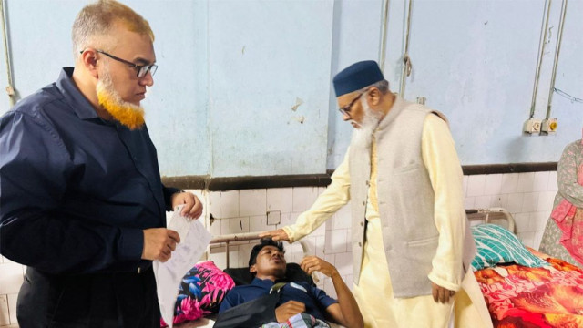 চবির আহত শিক্ষার্থীদের দেখতে গেলেন ধর্ম উপদেষ্টা