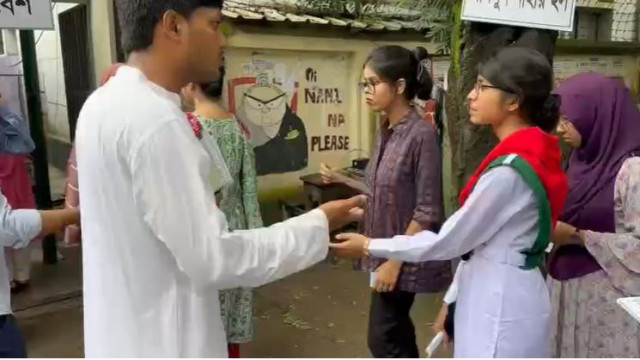 আচরণ বিধি লঙ্ঘন করে কেন্দ্রে ঢুকে ভোট চাইছেন আবিদুল