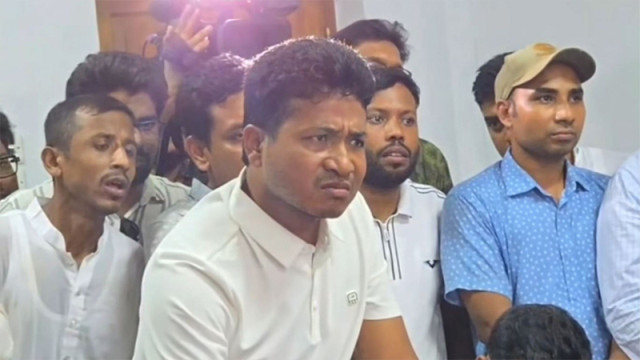 টেবিল চাপড়ে উপাচার্যকে ধমকালেন ঢাবি ছাত্রদল সভাপতি গণেশ