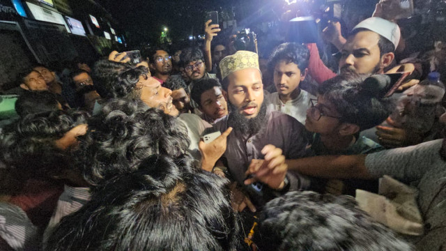 শিবির ট্যাগ দিয়ে ডাকসুর নারী প্রার্থীর স্বামীকে হেনস্তা ছাত্রদলের