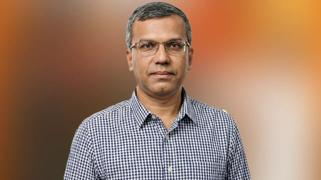 দেশের ইতিহাসে এই প্রথম পোশাক ব্যবসায়ী থেকে গভর্নর