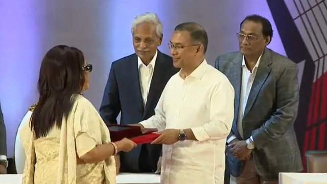 দেশের বিভিন্ন ক্ষেত্রে অসামান্য অবদানের স্বীকৃতিস্বরূপ গুণীজনদের হাতে রাষ্ট্রীয় সর্বোচ্চ সম্মাননা ‘...