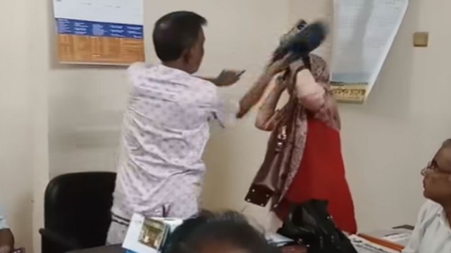 কলেজে ঢুকে শিক্ষিকাকে জুতাপেটা করলেন বিএনপি নেতা