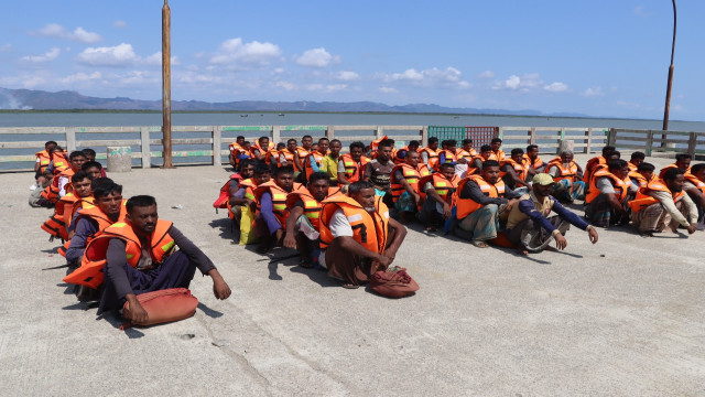 আরকান আর্মির ধরে নিয়ে যাওয়া ৫৫ জেলেকে ফেরত এনেছে বিজিবি (ভিডিও)