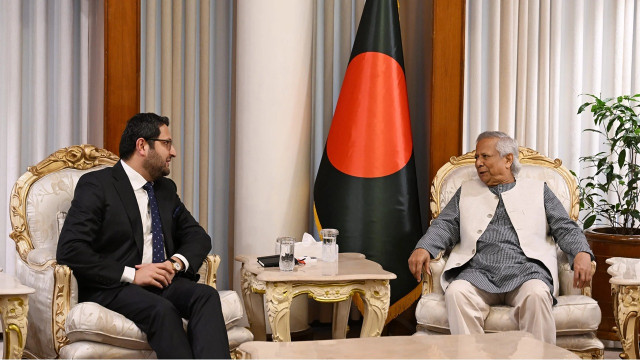 উপদেষ্টার সঙ্গে পাকিস্তানের এনগ্রো হোল্ডিংসের সিইও আব্দুল সামাদ দাউদ প্রধান সাক্ষাৎ