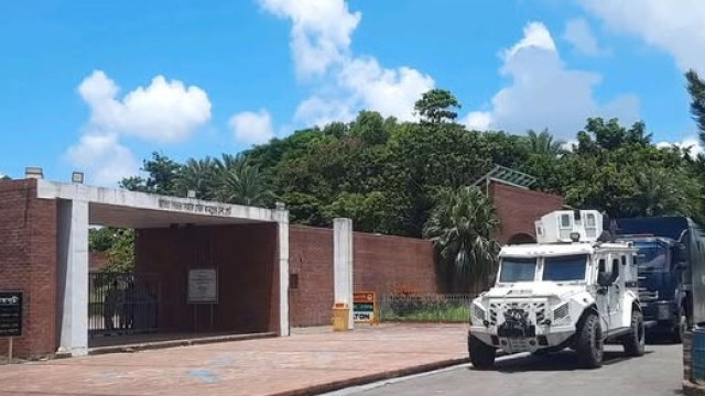 টুঙ্গিপাড়ায় শেখ মুজিবের সমাধিতে শ্রদ্ধা জানাতে আসেনি কেউ