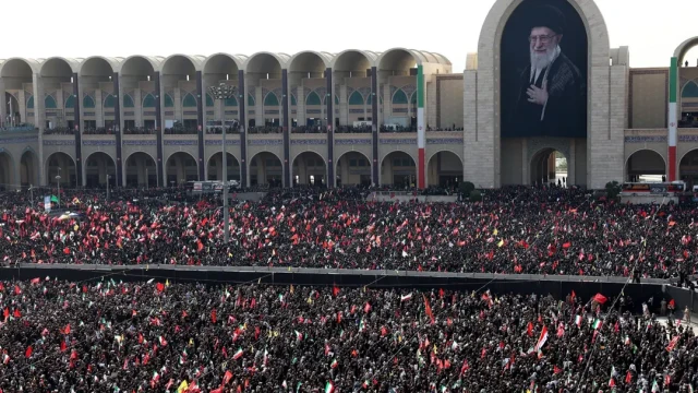 খামেনির প্রথম জানাজা আজ, কানায় কানায় পরিপূর্ণ চত্বর
