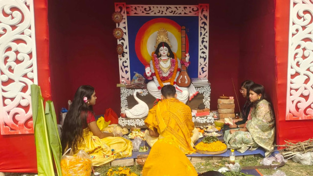 ইবিতে নানা আয়োজনে সরস্বতী পূজা উদযাপন