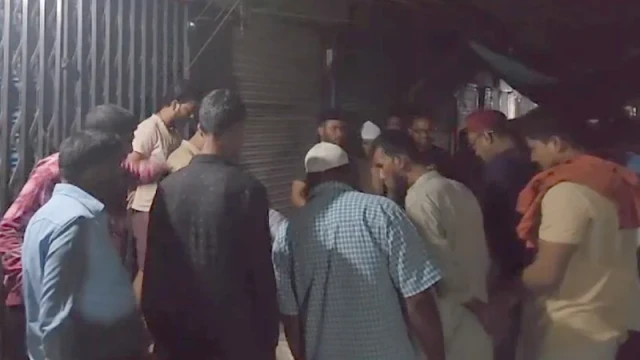 মরদেহ দেখতে ভিড় জমায় স্থানীয়রা।