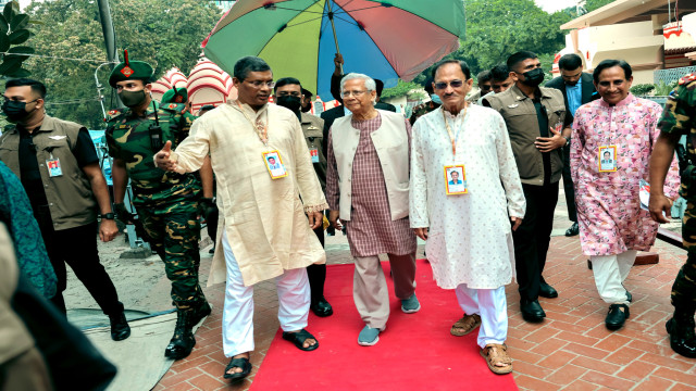 ঢাকেশ্বরী মন্দির পরিদর্শনে প্রধান উপদেষ্টা