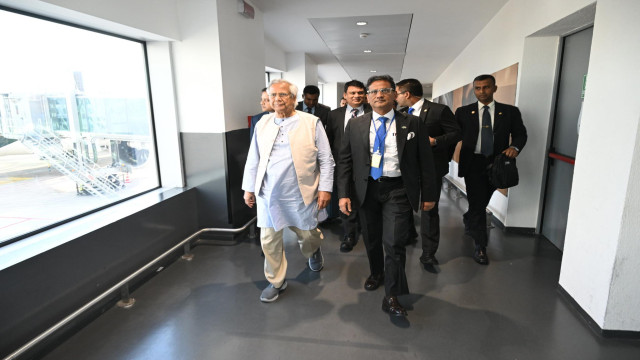 রোম পৌঁছেছেন প্রধান উপদেষ্টা