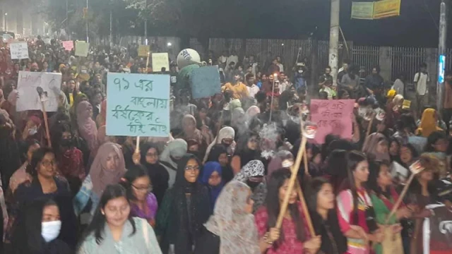 ধর্ষকদের শাস্তি প্রকাশ্য মৃত্যুদণ্ডের দাবি জানিয়ে ঢাবিতে মশাল মিছিল। ছবি: সংগৃহীত