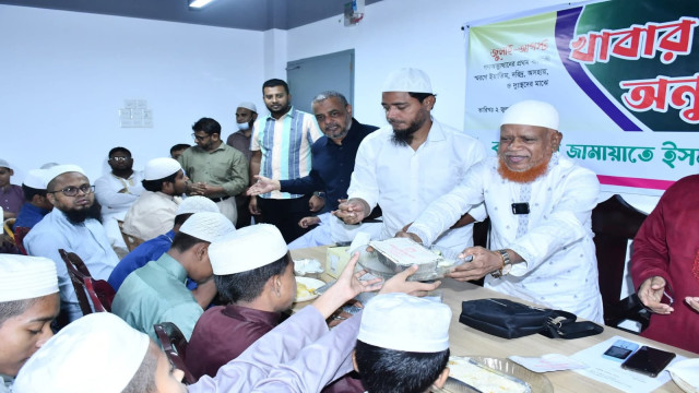 গণ-অভ্যুত্থানের প্রথম বার্ষিকী স্মরণে ইয়াতিম ও অসহায়দের মাঝে জামায়াতের খাবার বিতরণ