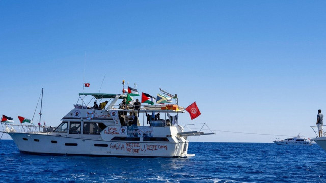 গাজা অভিমুখী ত্রাণবাহী দুই জাহাজ ঘিরে ফেলেছে ইসরাইল