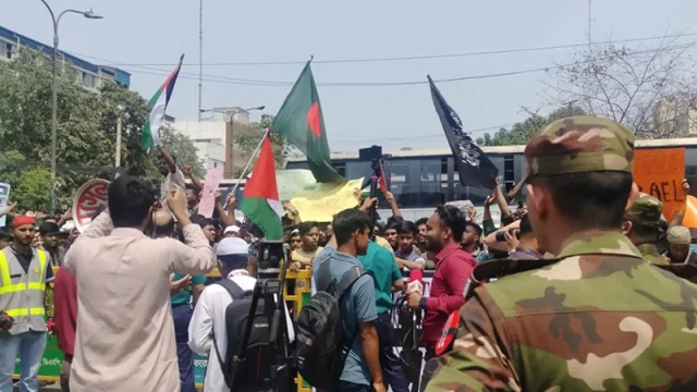 ঢাকার মার্কিন দূতাবাসের সামনে আইনশৃঙ্খলা বাহিনী মোতায়েন করা হয়েছে।