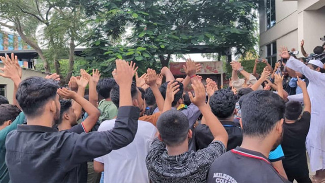 মাইলস্টোনে গিয়ে শিক্ষার্থীদের তোপের মুখে