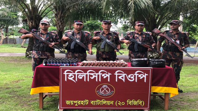 হিলি সীমান্তে প্রায় ১৪ লাখ টাকার মাদক উদ্ধার করেছে বিজিবি