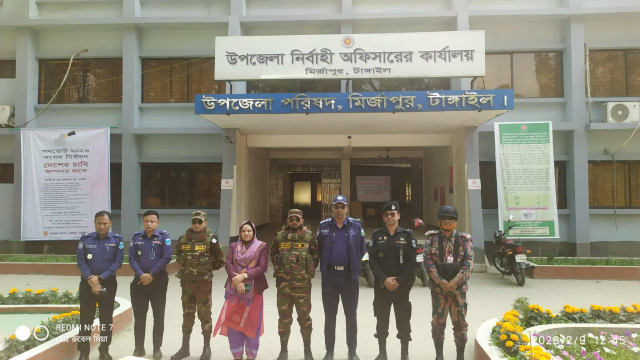 মির্জাপুরে ভোটারদের আশ্বস্ত করতে‘ডমিনেশন পেট্রোল’পরিচালনা করলেন যৌথবাহিনী