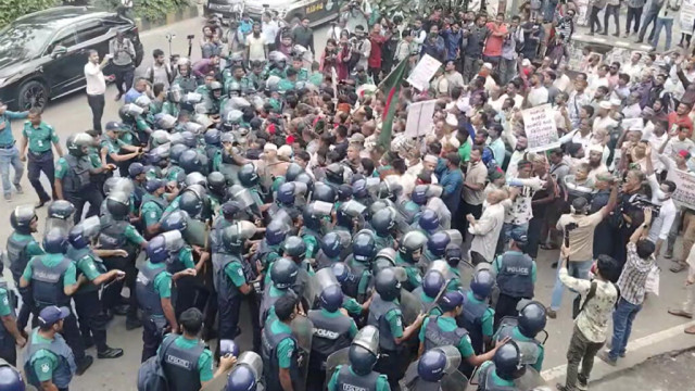 পুলিশের জলকামানে ছত্রভঙ্গ যমুনামুখী চাকরিচ্যুত বিডিআর সদস্যরা