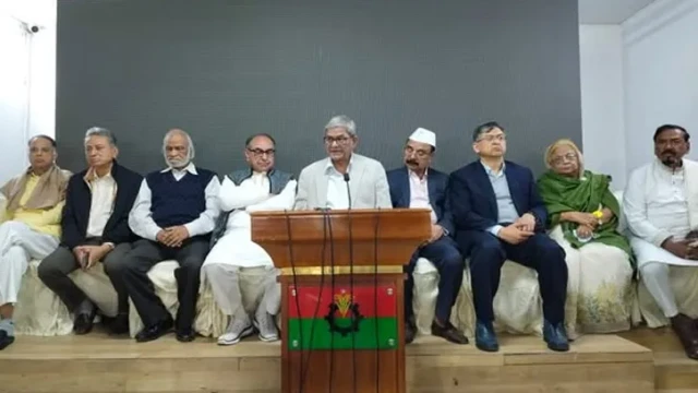 স্থায়ী কমিটির জরুরি বৈঠক শেষে সাংবাদিকদের উদ্দেশে ব্রিফ করেন মির্জা ফখরুল