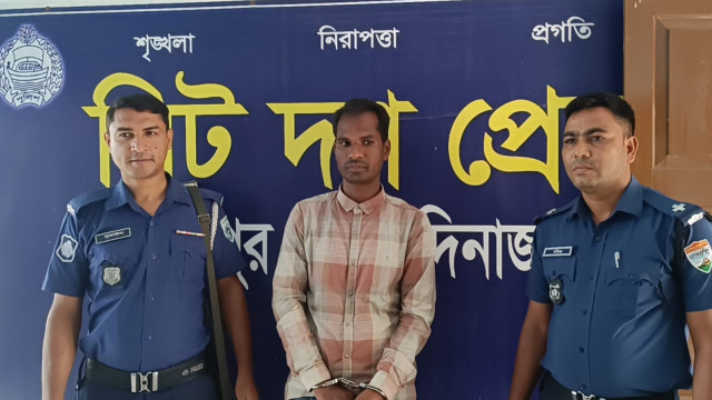 ভুয়া পুলিশ সদস্যকে আটক করে আসল পুলিশ