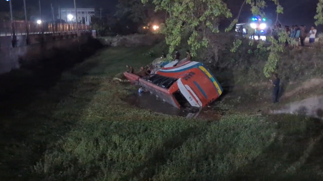 রাজশাহীতে সড়ক দুর্ঘটনায় ৩ জন নিহত; আশংকাজনক আরো আট (লাইভ)