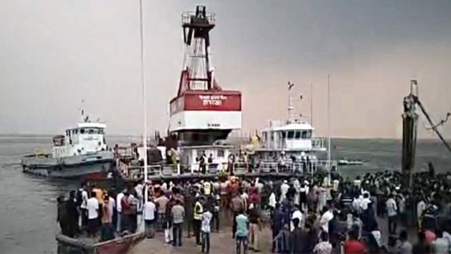 পদ্মায় বাসডুবিতে ২ জনের মরদেহ ও ১১ জন জীবিত উদ্ধার