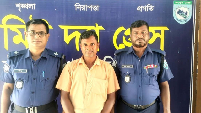 হিলিতে পুলিশের বিশেষ অভিযানে কৃষক লীগের নেতা গ্রেফতার