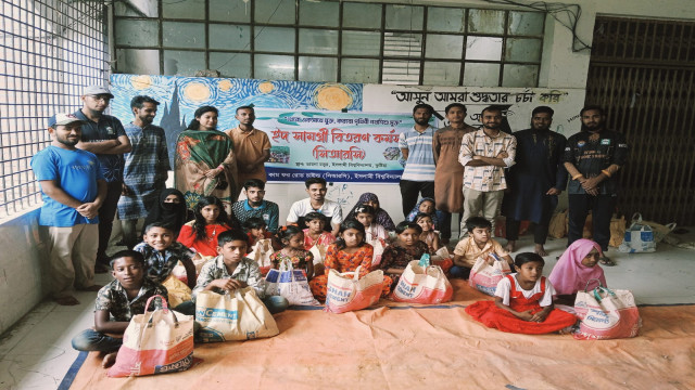 অসহায় শিশুদের মাঝে ইবি সিআরসি'র ঈদ সামগ্রী বিতরণ