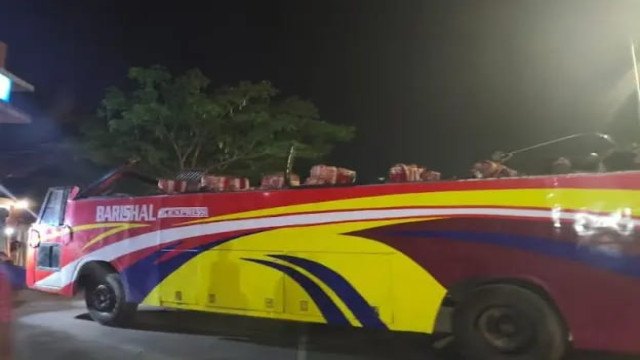 চলন্ত বাসের ছাদ উড়ে গেছে