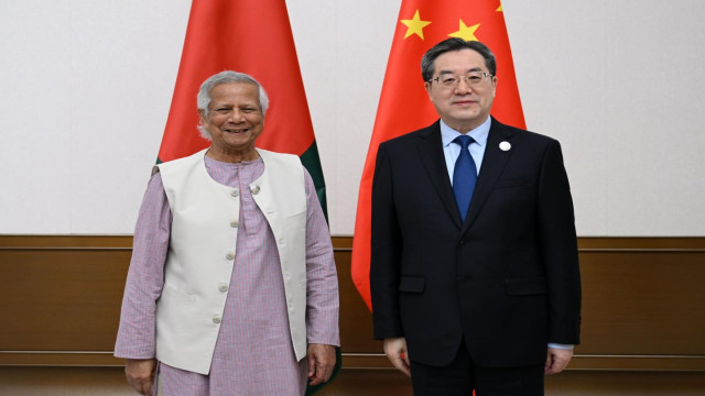 চীনের স্টেট কাউন্সিলের নির্বাহী উপ-প্রধানমন্ত্রী ডিং জুয়েশিয়াং ও বাংলাদেশ সরকারের প্রধান উপদেষ্টা অধ্যাপক মুহাম্মদ ইউনূস