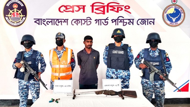 সুন্দরবনে অস্ত্র-গোলাবারুদসহ দয়াল বাহিনীর সদস্য আটক