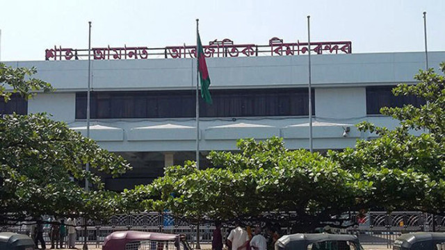 করোনা ভাইরাস রোধে চট্টগ্রাম বিমানবন্দরে সবাইকে মাস্ক ব্যবহারের নির্দেশনা