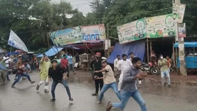 বিএনপি নেতাকর্মীদের সঙ্গে উপদেষ্টা আসিফের সমর্থকদের  ধাওয়া-পাল্টা ধাওয়া