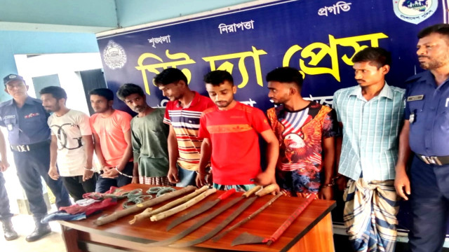 হাকিমপুরে ডাকাতির প্রস্তুতি কালে পুলিশের হাতে ৭ জন গ্রেফতার