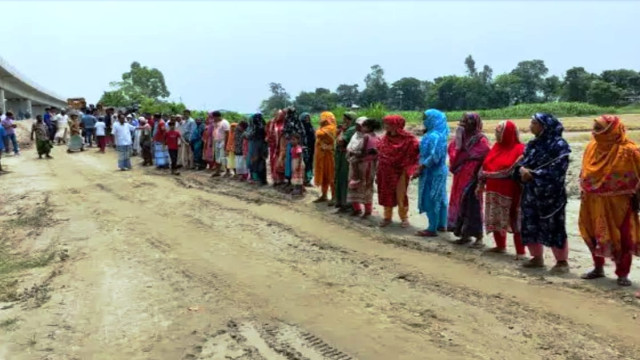 সিরাজদিখানে এলিভেটেড রেললাইনের নিচে মাটি কাটা বন্ধে মানববন্ধন।