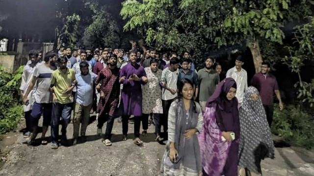 মিটফোর্ডে ব্যবসায়ীকে হত্যার প্রতিবাদে নোবিপ্রবি শিক্ষার্থীদের বিক্ষোভ মিছিল।