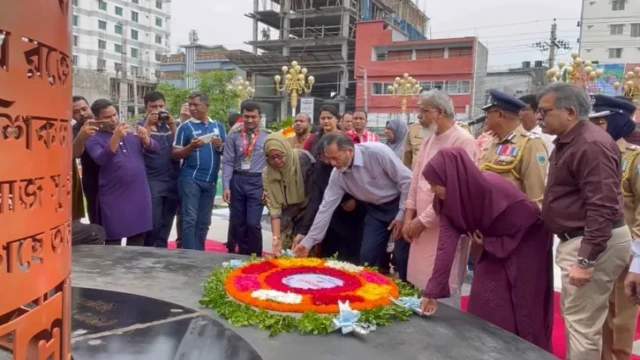 রাজশাহী বিভাগীয় কমিশনার খোন্দকার আজিম আহমেদকে সঙ্গে নিয়ে শহীদ স্মৃতিস্তম্ভে শ্রদ্ধা জানান গণঅভ্যুত্থানে শহীদ সাকিব আনজুমের বাবা মাইনুল হক