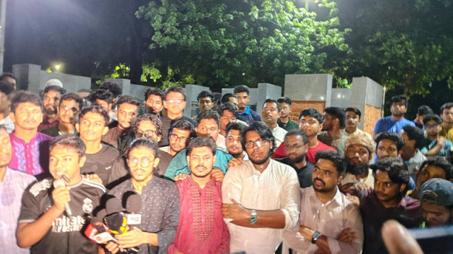 মিটফোর্ডের সামনে ব্যবসায়ীকে হত্যার ঘটনায় ঢাবিতে বিক্ষোভ