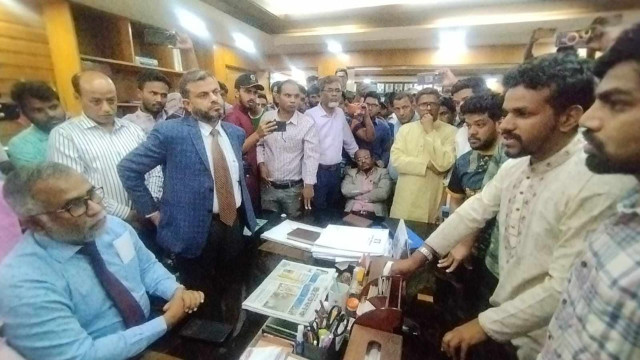 ইবিতে নিয়োগ ইস্যুতে দিনভর উত্তেজনা, সাংবাদিকদের কাজে ছাত্রদলের বাধা