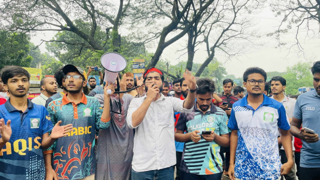 এনসিপি নেতৃবৃন্দের ওপর হামলার প্রতিবাদে ইবিতে মহাসড়ক অবরোধ