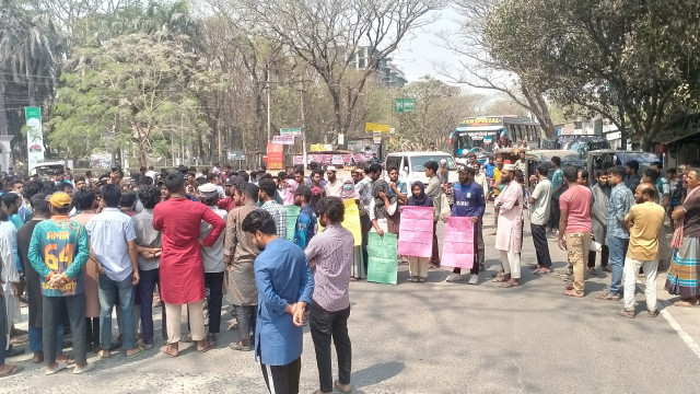 ধর্ষকদের মৃত্যুদণ্ডের দাবিতে ইবি শিক্ষার্থীদের রাস্তা অবরোধ